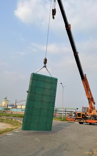 Gia công và thay thế đệm chống va cầu cảng