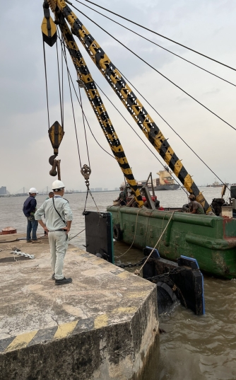 Thay đệm chống  va cầu cảng Tổng kho xăng dầu Nhà Bè (Petrolimex)
